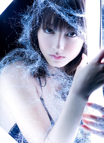 Yumi khởi đầu sự nghiệp của mình với tư cách là người mẫu ảnh cho một vài tờ tạp chí nhỏ, sau đó cô được chú ý và trở thành người mẫu đại diện cho một vài thương hiệu đồ lót tại Nhật Bản...