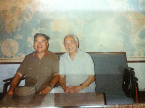 Thiếu tướng Nay Phao chụp ảnh cùng Đại tướng Võ Nguyên Giáp