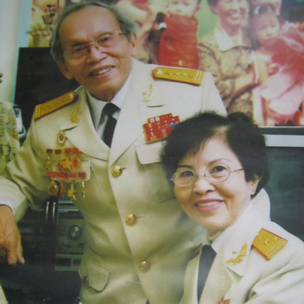Đại tá, Nhạc sĩ Huy Thục cùng vợ 