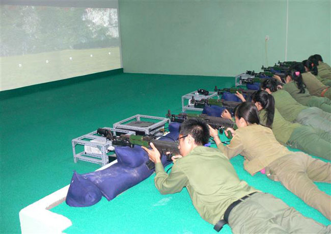 Trường bắn ảo có thể được sử dụng để huấn luyện bắn và bắn kiểm tra với các bài bắn bia cố định, ẩn hiện, di động hoặc bắn mục tiêu xe tăng và bộ binh mô phỏng theo tình huống đặt trên phần mềm của giáo viên.