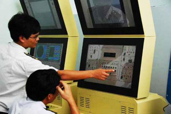 Học viên Học viện Hải quân học tập trên thiết bị điều khiển radar điều khiển hỏa lực MR-123-02.