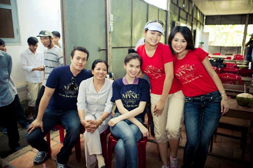 Ông Phan Minh Chánh cùng Ngọc Trinh đi từ thiện ở Trà Vinh