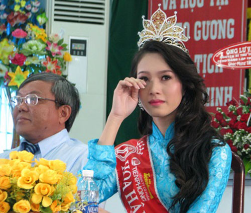 Hoa hậu Thu Thảo xúc động khi trở về thăm trường