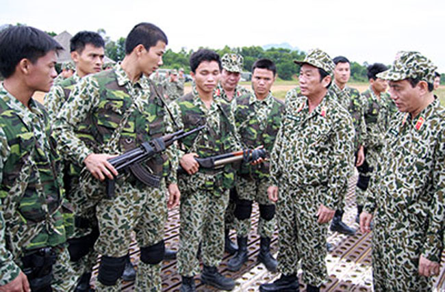  Tới dự buổi kiểm tra có Thiếu tướng Trần Xuân Hòe, Tư lệnh Binh chủng Đặc công và thủ trưởng các đơn vị có liên quan. Thiếu tướng   Trần Xuân Hòe căn dặn chiến sĩ trước khi thục hiện diễn tập.