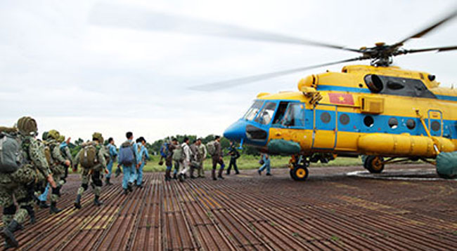   Diễn tập đổ bộ đường không được thực hiện từ máy bay trực thăng Mi-171.