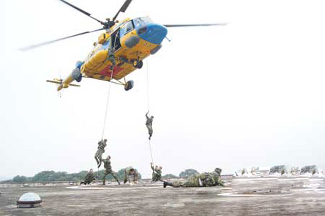  Đầu tháng 6 vừa qua, Trug đoàn 916 cũng có cuộc diễn tập đổ bộ đường không với những biên đội trực thăng hiện đại, được điều khiển bởi nhiều phi công kinh nghiệm với hàng nghìn giờ bay tích lũy. Từ chiếc Mi-171, toán đặc nhiệm thuộc một đơn vị của Bộ Quốc phòng đổ bộ thành công chiếm lĩnh điểm cao....