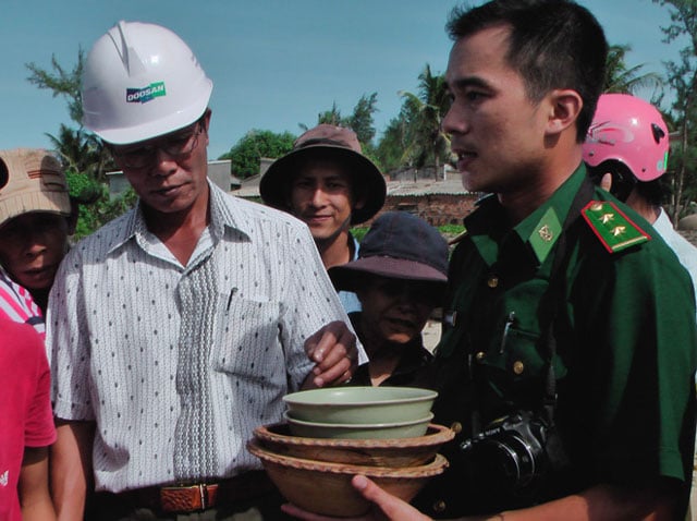 Mặc dù lực lượng Công an đã vận động, tuyên truyền cho người dân hiểu không được xâm phạm trái phép cổ vật, nhưng không ít ngư dân “liều mạng” lặn tìm rồi mang cổ vật chạy thẳng ra biển lẩn trốn, bị lực lượng chức năng truy xét đã tẩu tán cổ vật. Theo ước tính, con tàu bị đắm có bảy buồng cổ vật, xếp ở bốn tầng. Con tàu hiện đã bị dân lặn dùng máy sục cát sâu đến 2m để lấy cổ vật.. Mặc dù lực lượng Biên phòng, Công an bảo vệ, trong tối ngày 8/9, nhiều tàu thuyền vẫn lảng vảng khu vực tàu cổ đắm.