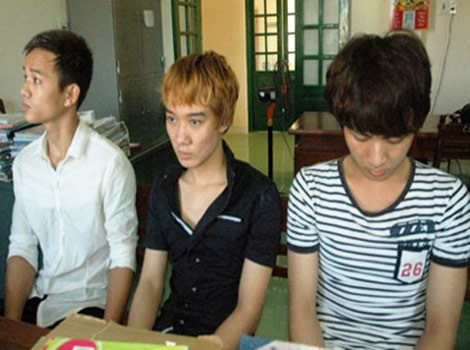 Các đối tượng Nguyễn Tấn Linh, Lê Hữu Duy và Đỗ Đình Vương tại Công an tỉnh Quảng Ngãi.