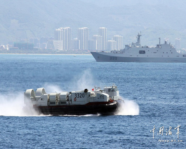 Gần đây nhiều mạng quân sự Trung Quốc đã cho đăng ảnh luyện tập của loại tàu đệm khí của Hải quân nước này đang thuộc biển chế của tàu chiến Tỉnh Cương Sơn ( Tàu đổ bộ lớn nhất của Hải Quân Trung Quốc với lượng giãn nước lến đến 19.000 tấn)
