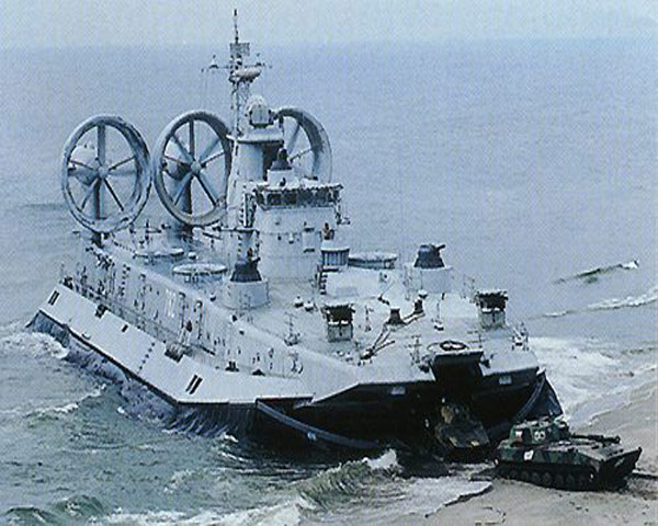 Ngành công nghệ chế tạo tàu đệm khí của Trung Quốc mới được phát triển gần đây sau khi nước này mua 4 tàu đệm khí lớp Zubr của Ucraina (lớp Projekt 12322, NATO gọi là Pomornik) là tàu đệm khí đổ bộ lớn nhất thế giới, do Viện thiết kế tàu TsMKB ở St. Petersburg thiết kế, được dùng để đổ bộ binh sĩ các đơn vị đổ bộ đường biển tiền trạm và binh khí kỹ thuật lên bờ biển không được chuẩn bị, cũng như để chi viện hỏa lực cho hoạt động trên bờ của các lực lượng đó.