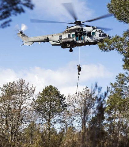 Không quân Thái Lan tham vọng thay thế hoàn toàn máy bay UH-1H trong vài năm tới, Mạng tin tức khoa học công nghệ quốc phòng Trung Quốc cho biết, Không quân Thái Lan đã quyết định lựa chọn máy bay trực thăng EC-725 của Công ty Trực thăng châu Âu thay thế cho máy bay trực thăng Bell UH-1H đã lão hóa có từ thời kỳ Chiến tranh Việt Nam. 