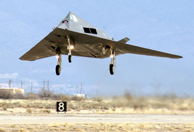 Kỹ thuật tàng hình bắt đầu được áp dụng trong cuộc chiến tranh Vùng Vịnh lần thứ hai khi không quân Mỹ đã sử dụng máy bay ném bom tàng hình F-117 