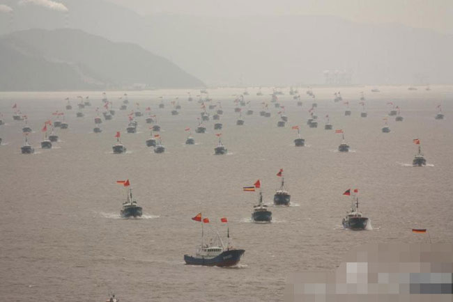 Hạm đội tàu cá Trung Quốc đổ ra khu vực gần các hòn đảo tranh chấp ở biển Hoa Đông.