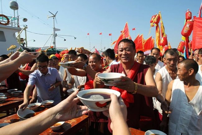 Ngư dân Trung Quốc hội hè, ăn uống trước khi ra khơi.