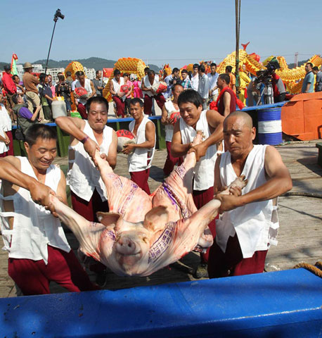 Thịt lợn cúng tế trước khi đổ ra biển Hoa Đông đánh bắt.