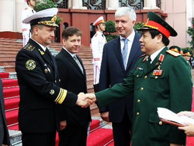 Ngày 13/9, đoàn Bộ Quốc phòng Ukraine do Bộ trưởng Quốc phòng Dmitri Salamatin dẫn đầu đã thăm Việt Nam. Trong cuộc gặp với Bộ trưởng Quốc phòng Việt Nam, Đại tướng Phùng Quang Thanh, hai bên đã hội đàm về việc phát triển hợp tác quân sự và kỹ thuật quân sự song phương.