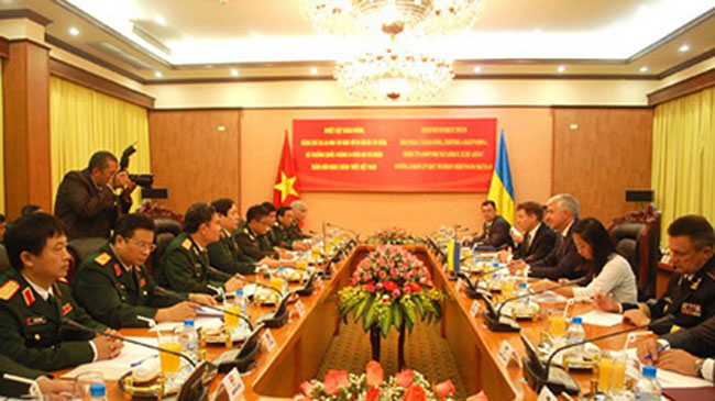 Hai bên đã thảo luận khả năng tiếp nhận binh sĩ Ukraine (Bộ đội đổ bộ đường không, Đặc nhiệm, Bộ binh hải quân) thực tập tại các đơn vị huấn luyện tác chiến rừng núi của quân đội Việt Nam. 