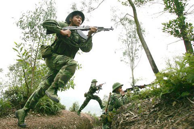 Để hoàn thành được nhiệm vụ trong mọi tình huống, quân đội Việt Nam luôn quan tâm đến việc đổi mới nội dung, phương pháp huấn luyện.