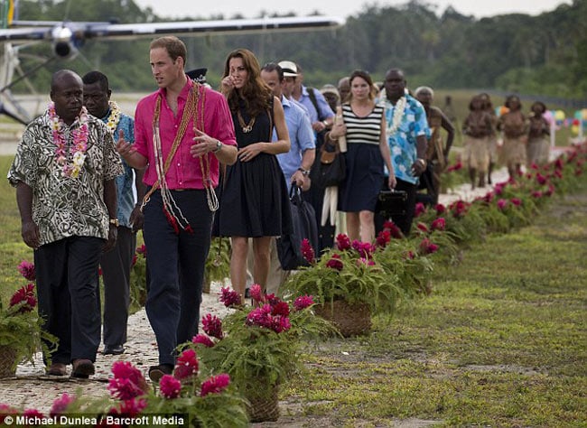 Cả Hoàng tử William và Kate đều tỏ ra thích thú với nơi này. Hai người được người dân giới thiệu dẫn đi trên con đường hoa rực rỡ ở Marau.