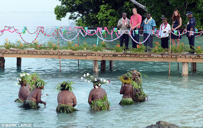 Vợ chồng Hoàng gia William và Kate dừng lại giữa chừng  để xem một nhóm phụ nữ ngực trần thực hiện một điệu nhảy nước.