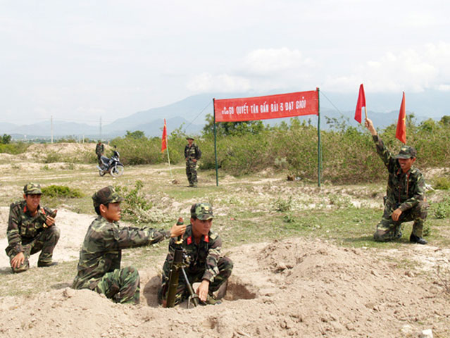 Bộ binh Việt Nam thường xuyên tổ chức diễn tập, bắn đạn thật ở địa hình rừng rậm, núi đá nhằm nâng cao khả năng tác chiến của cán bộ, chiến sĩ.