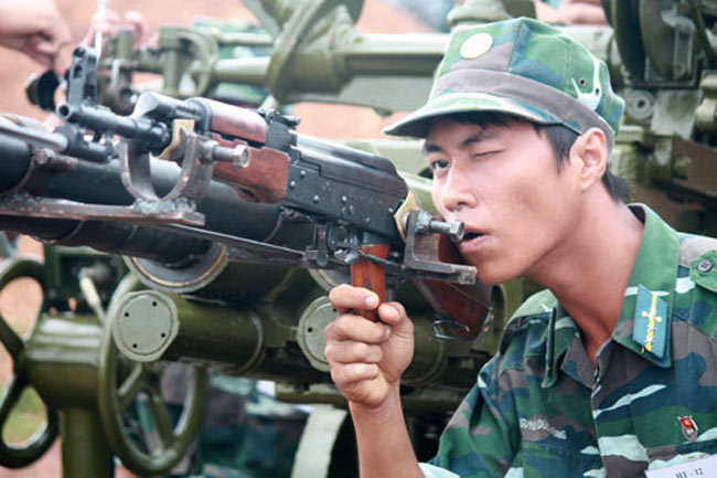 Lực lượng pháo binh, đặc công của Việt Nam cũng thường xuyên luyện tập khả năng đánh địch đường không