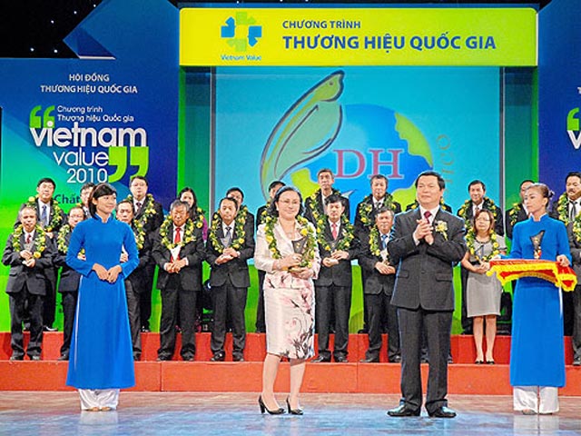 Bà Phạm Thị Diệu Hiền nhận cúp vàng thương hiệu Việt 2010