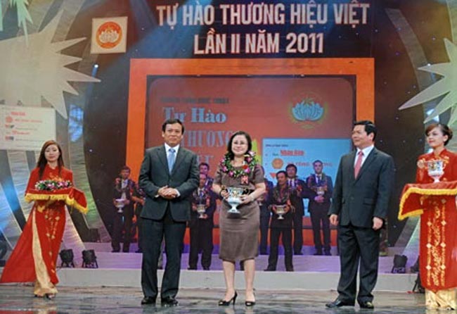 Bà Diệu Hiền nhận giải thưởng Thương hiệu Việt năm 2011