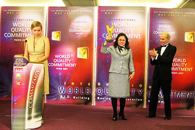 Bà Diệu Hiền rạng rỡ nhận giải thưởng World Quality Commitment – Chất lượng toàn cầu tại Paris – Pháp năm 2007.