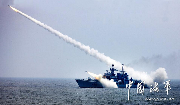 Tên lửa được phóng đi từ tầu chiến Trung Quốc trong lần tập trận mới đây trên biển Hoa Đông...