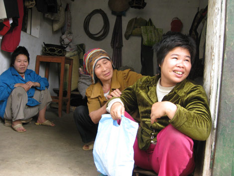 Bà Phạm Thị Bình bên hai người con tâm thần.