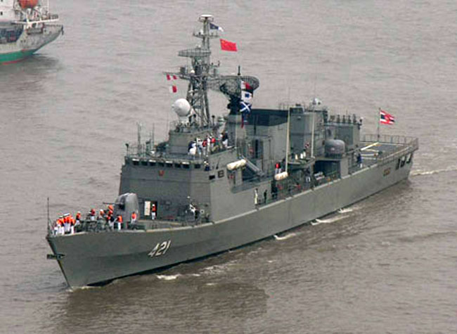 HTMS Naresuan và HTMS Taksin có lượng giãn nước 2.985 tấn, dài 120,5m. Hai tàu trang bị tổ hợp pháo, tên lửa đối hạm RGM-84 Harpoon, ngư lôi chống ngầm 324mm chất lượng tốt. 