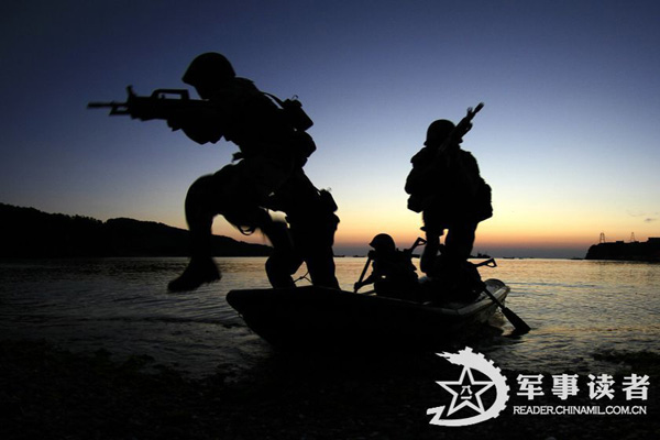 Lặng lẽ như những bóng ma, lực lượng đặc nhiệm hải quân Trung Quốc âm thâm tiến hành thâm nhập vào sâu trong lòng địch...