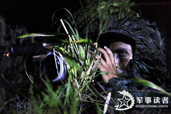 Căng mắt trong đêm lực lượng đặc nhiệm Trung Quốc tiến hành theo dõi nhất cử, nhất động của quân địch trên đảo...