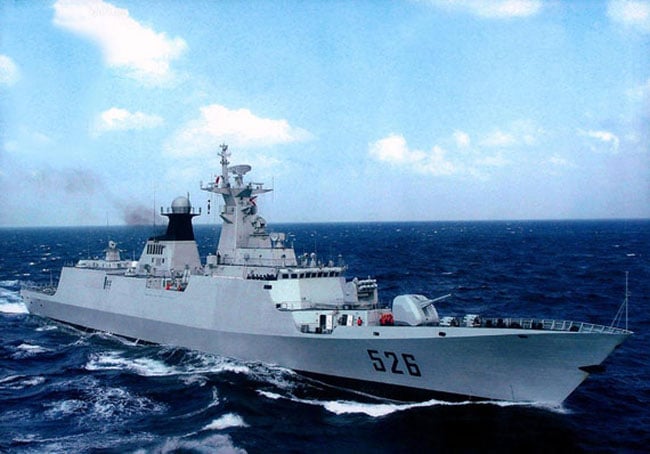 Type 054A được được cho là sao chép từ thiết kế của khinh hạm La Fayette của Pháp, với những công nghệ tiên tiến nhất của mà Trung Quốc sở hữu, nhằm nâng cao khả năng “tàng hình”. Hai bên mạn tàu được thiết kế dốc nghiêng khoảng 10 độ nhằm giảm mặt cắt radar theo chiều ngang, thân tàu được sơn một lớp sơn có khả năng hấp thu sóng điện từ.