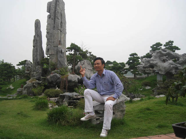 Không thể tính hết số tiền mà mình đã đầu tư vào khu vườn nhưng ông Thành khẳng định các tác phẩm cây cảnh trong khu vườn Thành Công Kỳ Viên của ông đều là những cây cảnh thuộc hàng hiếm ở Hà Nội. 