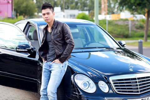  Được biết, chiếc xe Mercedes Benz E200 có giá gần 2 tỷ đồng tiền Việt.
