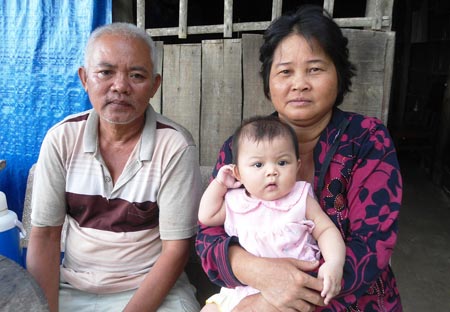 Vợ chồng anh Huỳnh Hoàng Nam và chị Nguyễn Thị Mai cùng cháu ngoại bên “tổ ấm” của gia đình.