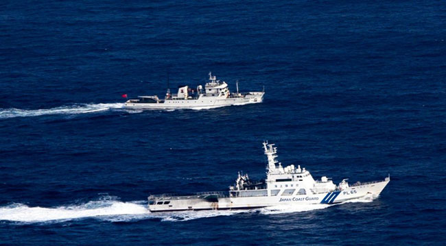 Tàu tuần tra Nhật Bản đã phát tín hiệu cảnh báo tuy nhiên tàu công vụ Trung Quốc đã phớt lờ yêu cầu của phía Nhật Bản khi giả bộ kiểm tra tàu cá và trả lời rằng họ đang tiến hành nhiệm vụ hợp pháp trong khu vực kinh tế độc quyền của Trung Quốc.
