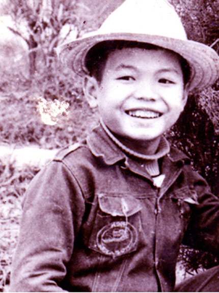 Trần Lập sinh năm 1974 ở Hà Nội nhưng gốc gác quê nội lại ở Vụ Bản – Nam Định, quê ngoại ở Thanh Hóa. Là con út trong một gia đình nghèo lại đông người, thuở nhỏ, Trần Lập rất nhút nhát nhưng lại vô cùng nghịch ngợm. 