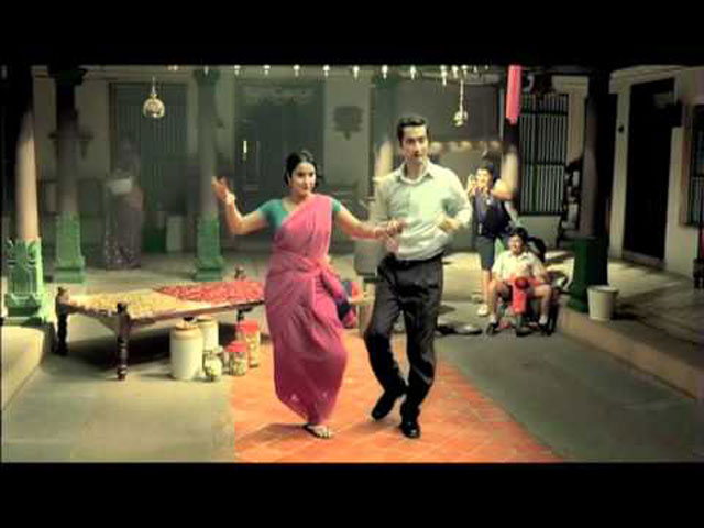 Trong một đoạn video quảng cáo trên Youtube, một phụ nữ xinh đẹp đang hạnh phúc nhảy múa, ca hát cùng chồng sau khi sử dụng kem trinh nữ 18 Again.  