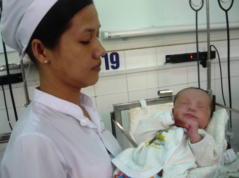 Con của sản phụ M đang được các bác sĩ tại Bệnh viện Nhi Đồng Cần Thơ chăm sóc.