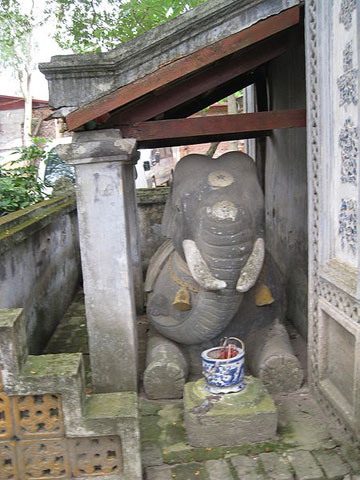 Qua nhiều lần trùng tu, sửa chữa đền, hình ảnh hai chú voi phục tại cổng đã có nhiều thay đổi. Bức ảnh voi phục năm 2008