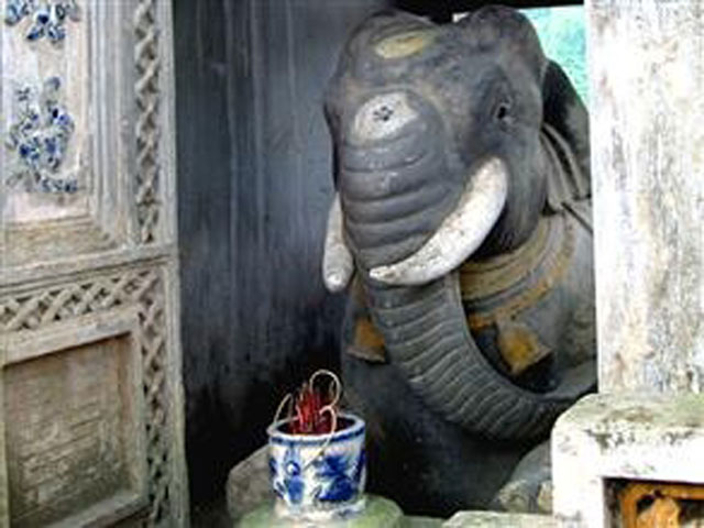  Hình ảnh chú voi hai bên cổng đền đã thay sắc trong lần tu sửa đền năm 2009 hướng tới kỷ niệm 1000 năm Thăng Long