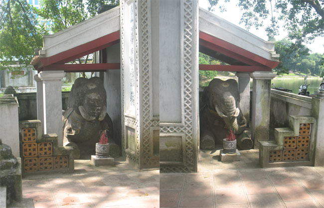 Tuy nhiên, 2 chú voi phục tại cổng đền đã thay sắc sau 1 năm đón 1.000 năm Thăng Long. Ảnh chụp ngày 22/9/2012