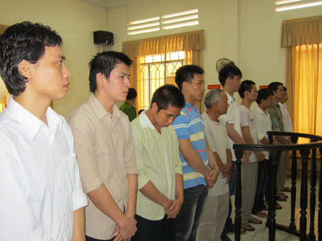 Hòa Phố bên trái (áo trắng) và đồng bọn.