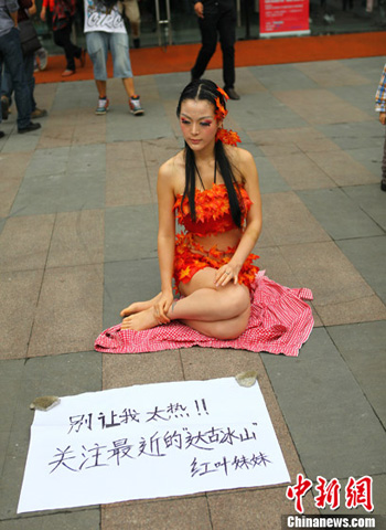 Người đẹp xuất hiện trên phố cùng tấm biển ghi những dòng chữ liên quan đến việc bảo vệ môi trường...