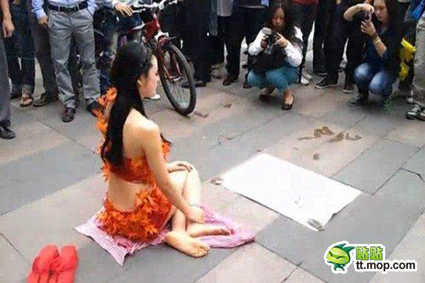 Cộng đồng mạng tại Trung Quốc cho rằng cô gái này đang làm một việc có ý nghĩa khi bảo vệ khu du lịch sinh thái Đạt Cổ Băng Sơn. Tuy nhiên cũng có ý kiến khẳng định cô gái này có... thần kinh không bình thường.