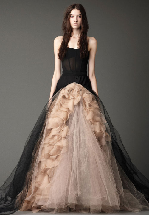 Thêm chút sắc đen cho chiếc váy cưới màu nude thêm phần cá tính.