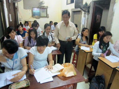 Thầy Nguyễn Văn Nghĩa giảng dạy môn tiếng Trung cho SV ở Trung tâm Ngoại ngữ chùa Lá